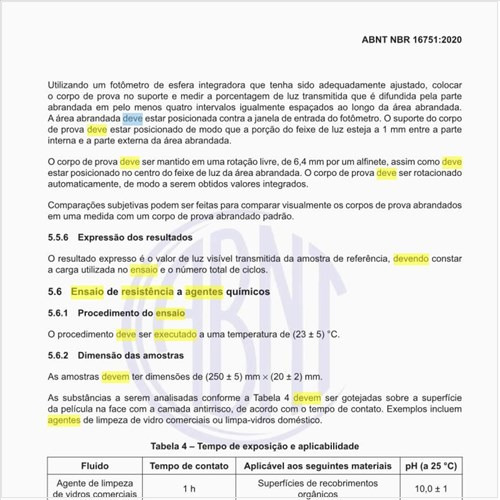 Como deve ser executado o ensaio de resistência a agentes químicos?