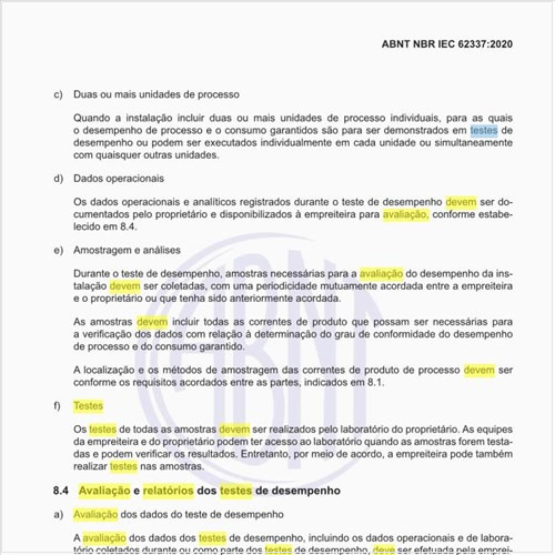 Como deve ser feita a avaliação e os relatórios dos testes de desempenho?