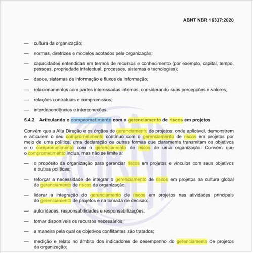 Como articular o comprometimento com o gerenciamento de riscos em projetos?