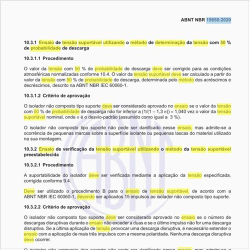 Como deve ser executado o ensaio de tensão suportável utilizando o método de determinação da tensão com 50% de probabilidade de descarga?