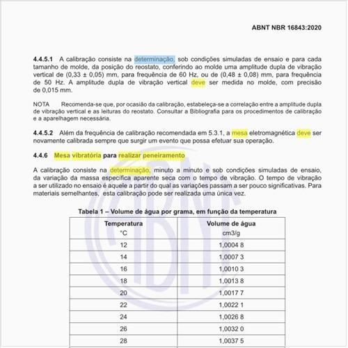 Como deve ser a mesa vibratória para realizar peneiramento para a determinação do índice de vazios?