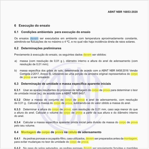 Como deve ser feito a montagem do corpo de prova na célula de adensamento?