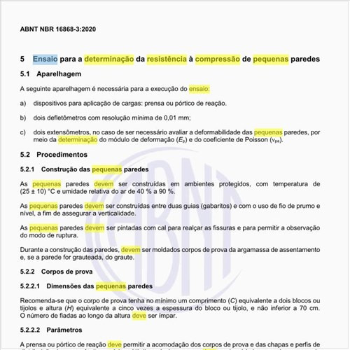 Como deve ser executado o ensaio para a determinação da resistência à compressão de pequenas paredes?