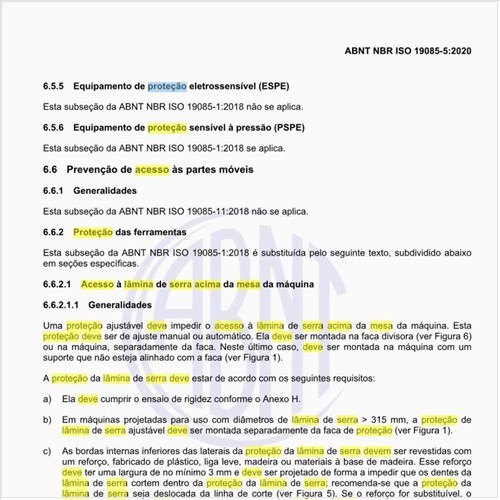 Qual deve ser a proteção de acesso à lâmina de serra acima da mesa da máquina?