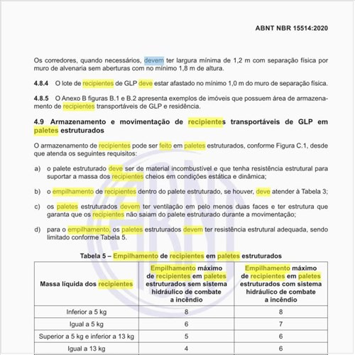 Como deve ser feito o empilhamento de recipientes em paletes estruturados?