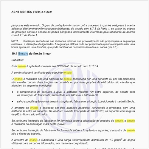 Como deve ser executado o ensaio de flexão linear?