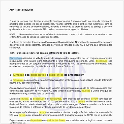 Como deve ser feita a limpeza dos dispositivos e recipientes de amostragem?