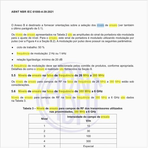 Quais são os níveis de ensaio na faixa de frequência de 26 MHz a 380 MHz?