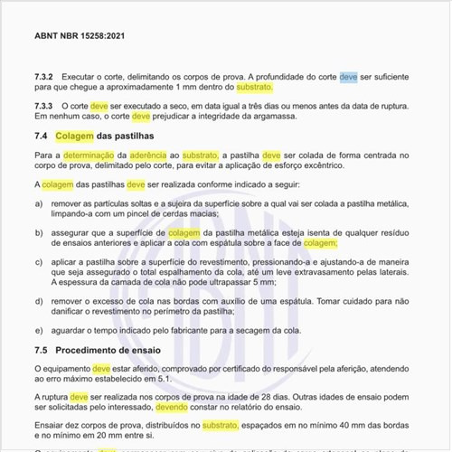 Como deve ser feita a determinação da aderência ao substrato para a colagem das pastilhas?