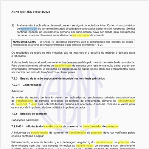Qual é a influência do transformador de potencial no transformador de corrente?