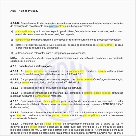 Como deve ser executado o sistema placa pétrea com componentes metálicos?
