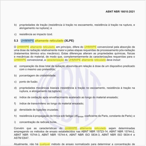 Qual é a caracterização do UHMWPE altamente reticulado contendo antioxidante?