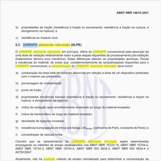 Qual é a caracterização do UHMWPE altamente reticulado contendo antioxidante?