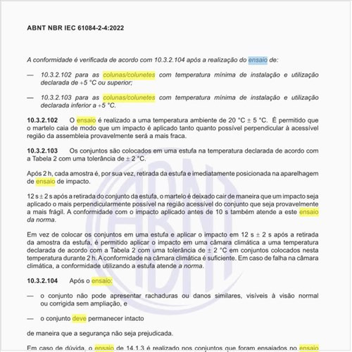 Como deve ser feito o ensaio de flexão linear em colunas e colunetes de montagem não vertical?