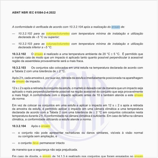 Como deve ser feito o ensaio de flexão linear em colunas e colunetes de montagem não vertical?