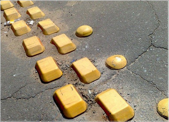 Os dispositivos refletivos de vidro incrustado para sinalização horizontal viária