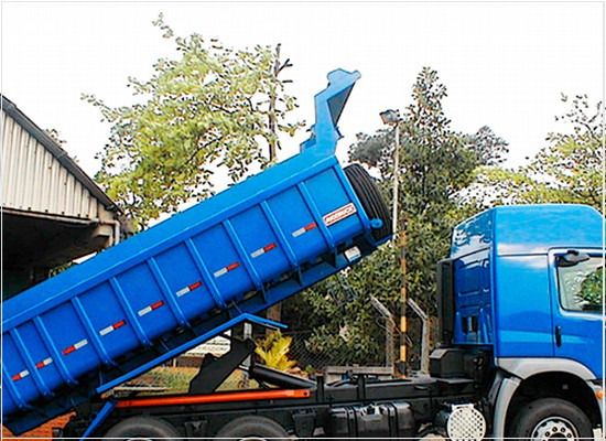 A segurança na operação de caçamba basculante