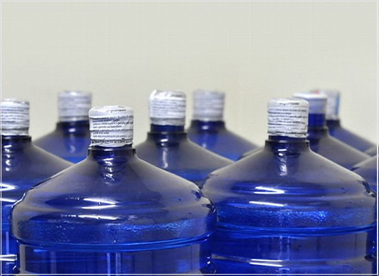 A conformidade dos garrafões retornáveis de água mineral