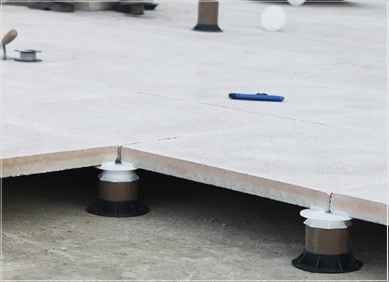 A conformidade dos pisos assentados de placas de concreto