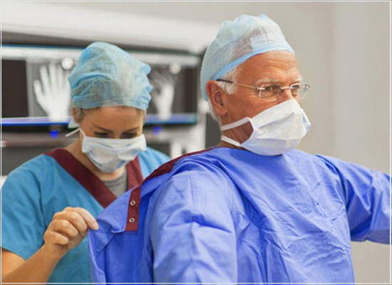 A conformidade dos campos e aventais cirúrgicos, e roupas para sala limpa