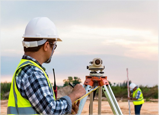 A execução dos levantamentos topográficos
