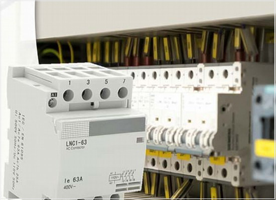 A compatibilidade eletromagnética (EMC) de dispositivos de proteção contra as correntes diferenciais-residuais