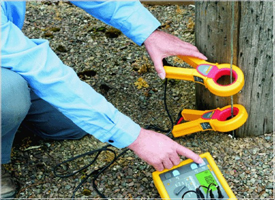 A medição de resistência de sistemas de aterramento e de potenciais no solo