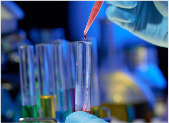 A coleta de amostras dos produtos químicos industriais líquidos