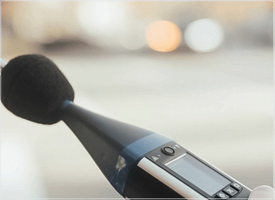 A calibração dos microfones de trabalho por comparação em eletroacústica