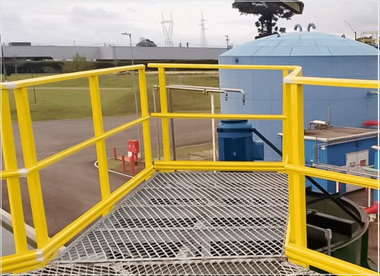 A segurança das escadas e guarda-corpos em uma máquina estacionária