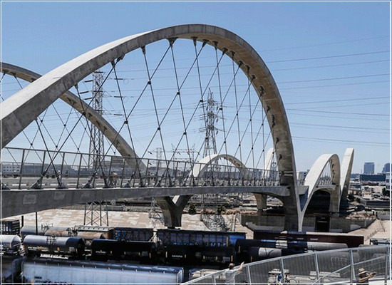 As ações do tráfego de veículos rodoviários e pedestres em pontes, viadutos e passarelas