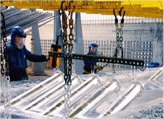 A galvanização por imersão a quente dos produtos de aço e ferro fundido