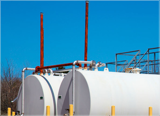 O armazenamento de líquidos inflamáveis e combustíveis em tanques, vasos e recipientes portáteis