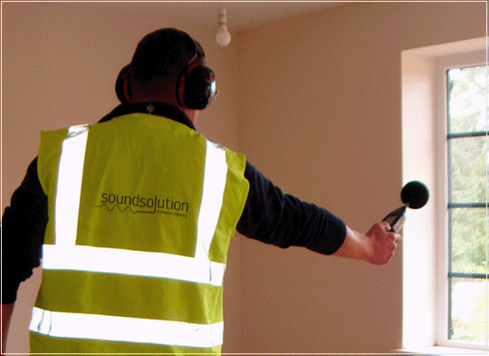 O isolamento a ruído de impacto entre ambientes em edificações