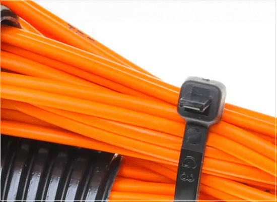 A conformidade das abraçadeiras para cabos em instalações elétricas