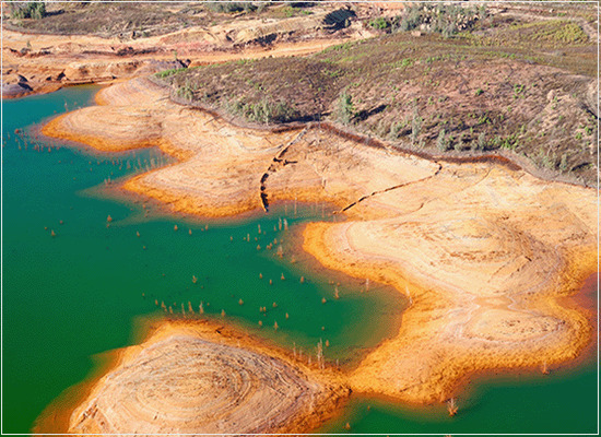 A disposição de rejeitos de mineração desaguados em forma de pilha
