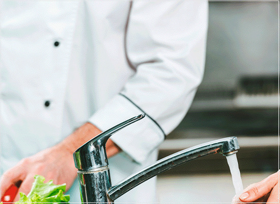 As boas práticas higiênico-sanitárias e controles operacionais dos serviços de alimentação