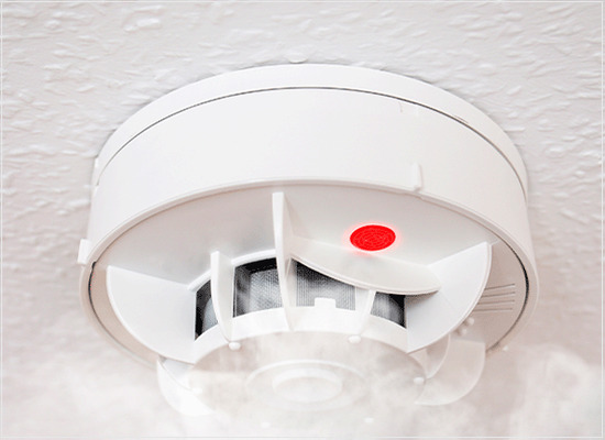 Os detectores pontuais de fumaça por dispersão de luz, transmissão de luz ou ionização