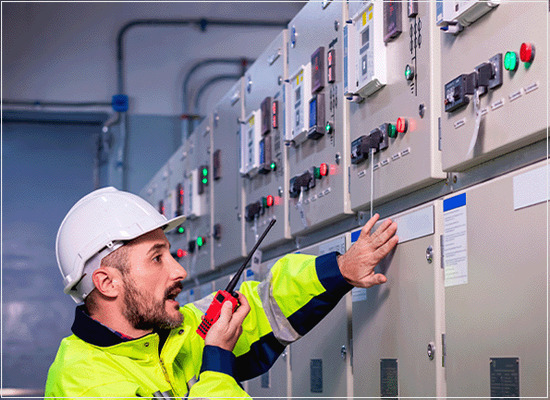 As portas e os vedadores resistentes ao fogo com núcleo de madeira para compartimentação