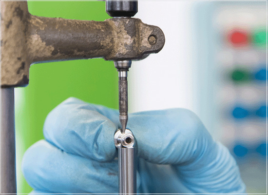 O ensaio de dureza Vickers em materiais metálicos