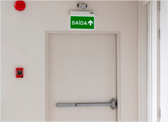 A conformidade das portas resistentes ao fogo para a saídas de emergência
