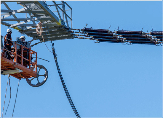 O manuseio e lançamento de cabos nus em linhas aéreas de transmissão de energia elétrica