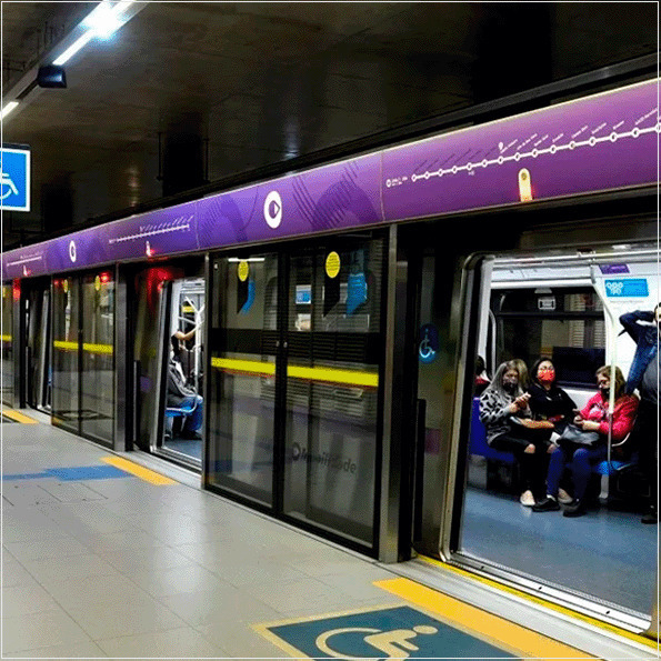 A operação de sistemas de barreira de plataforma de estações