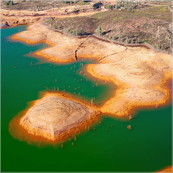 A disposição de rejeitos de mineração desaguados em forma de pilha