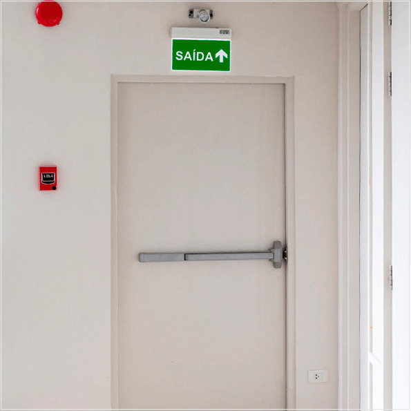 A conformidade das portas resistentes ao fogo para a saídas de emergência