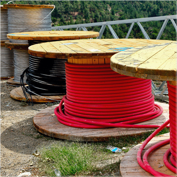 As dimensões e a estrutura do carretel de madeira para fios e cabos elétricos