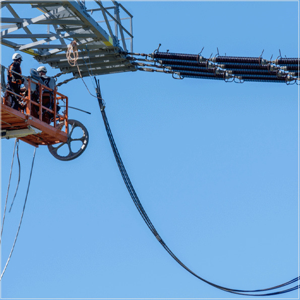 O manuseio e lançamento de cabos nus em linhas aéreas de transmissão de energia elétrica