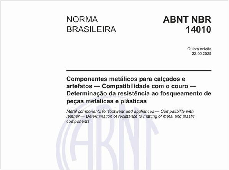 Componentes metálicos para calçados e artefatos — Compatibilidade com o couro — Determinação da resistência ao fosqueamento de peças metálicas e plásticas